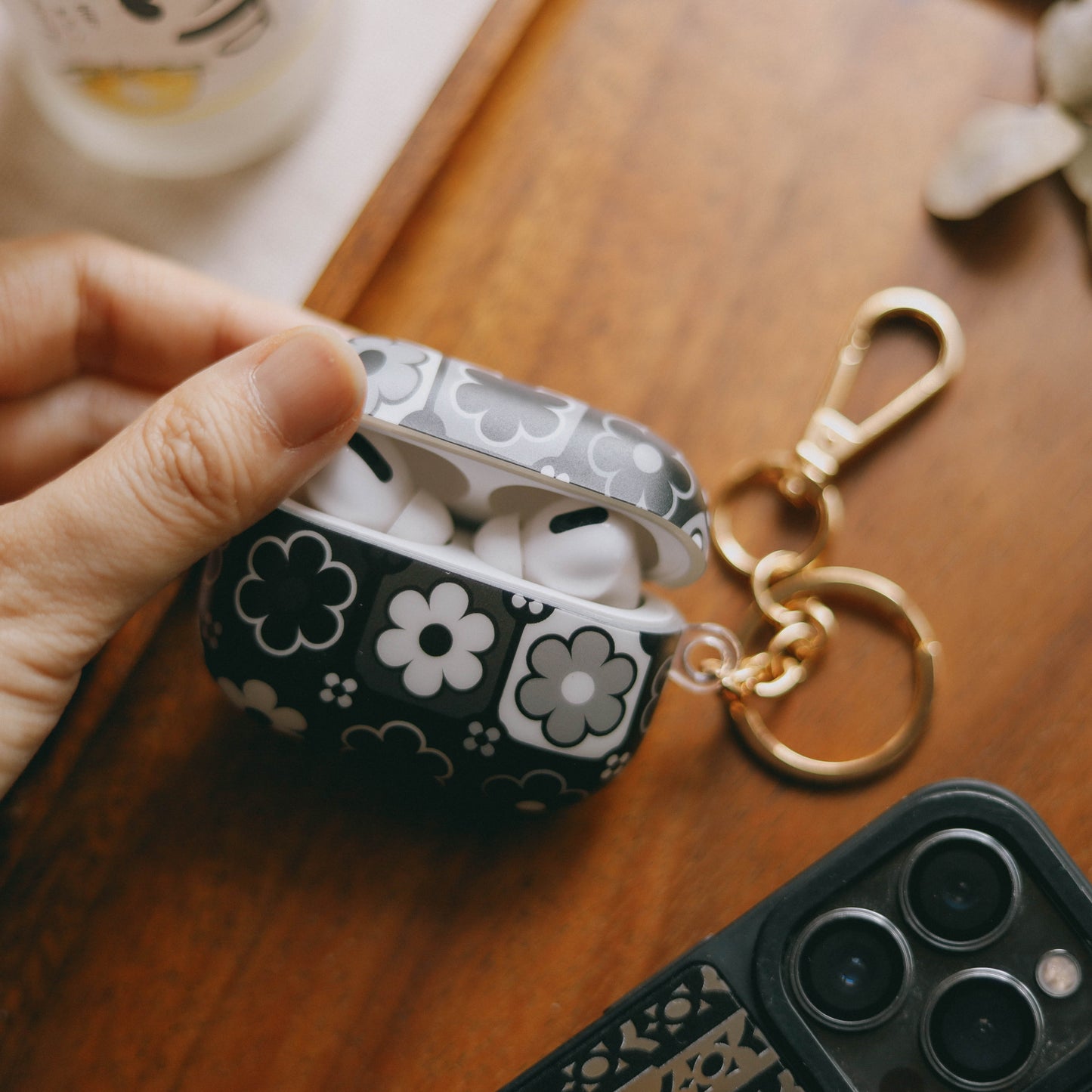 【AirPods Case】木春菊 𝐏𝐚𝐫𝐢𝐬 𝐃𝐚𝐢𝐬𝐲 ✿ 花見 𝑩𝑳𝑶𝑺𝑺𝑶𝑴|NIGHT