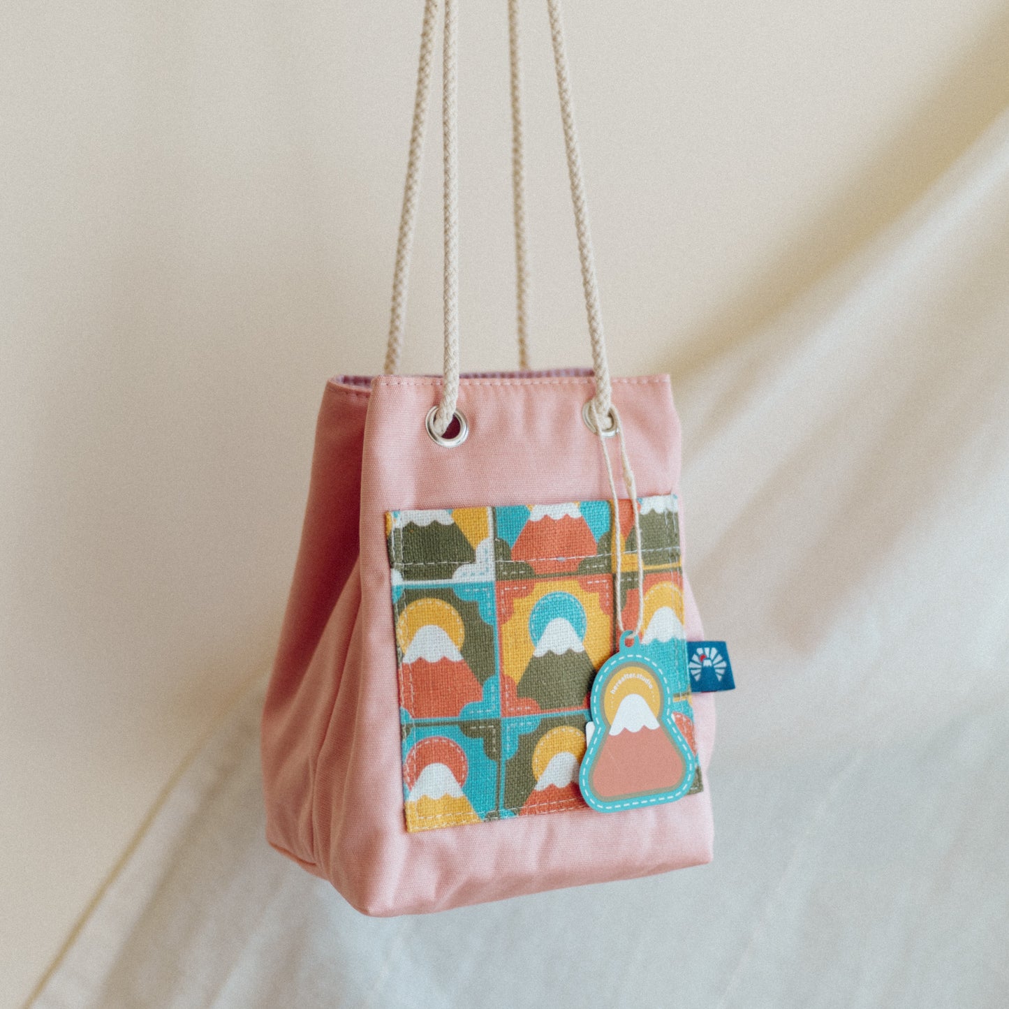 【漁夫袋】𝗣𝗔𝗦𝗧𝗘𝗟｜🪡 刺繡風 X 富士山 🗻 ϟ 粉色