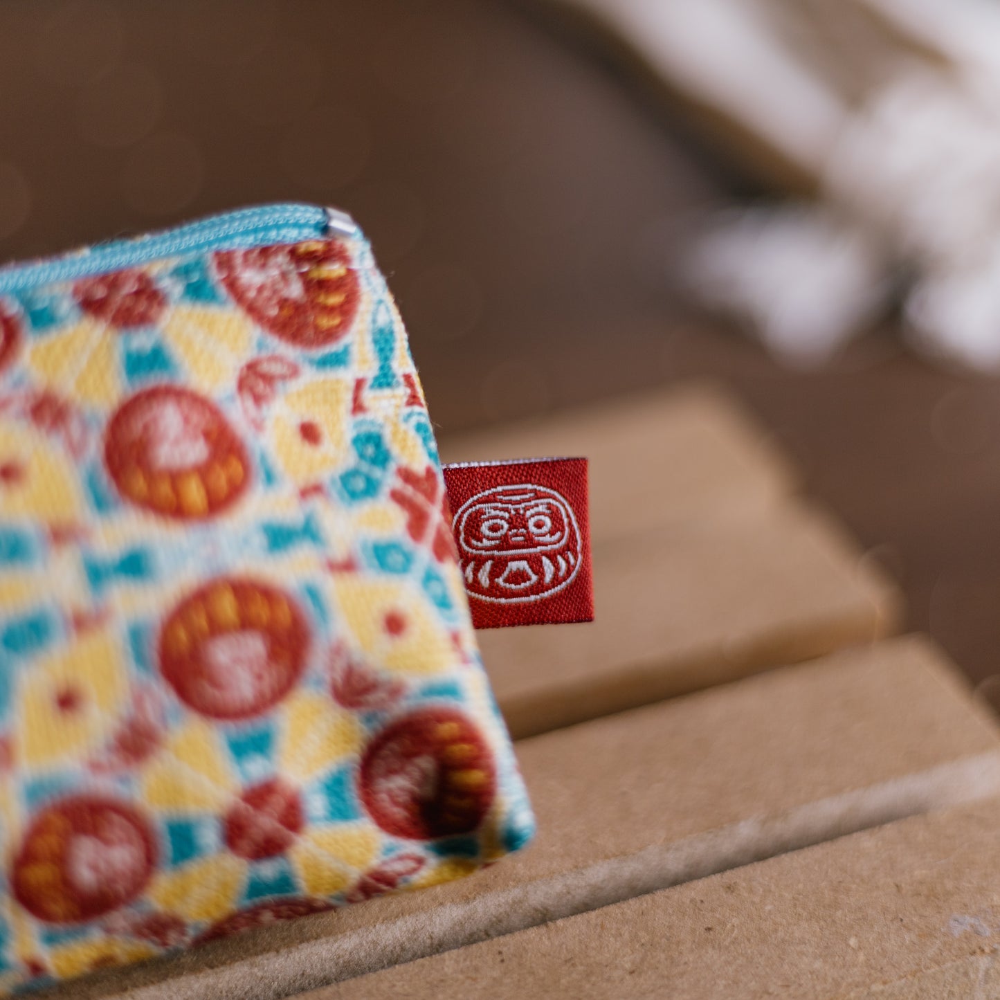 【三角拉鍊包】達摩富士山 ｜磁磚系列