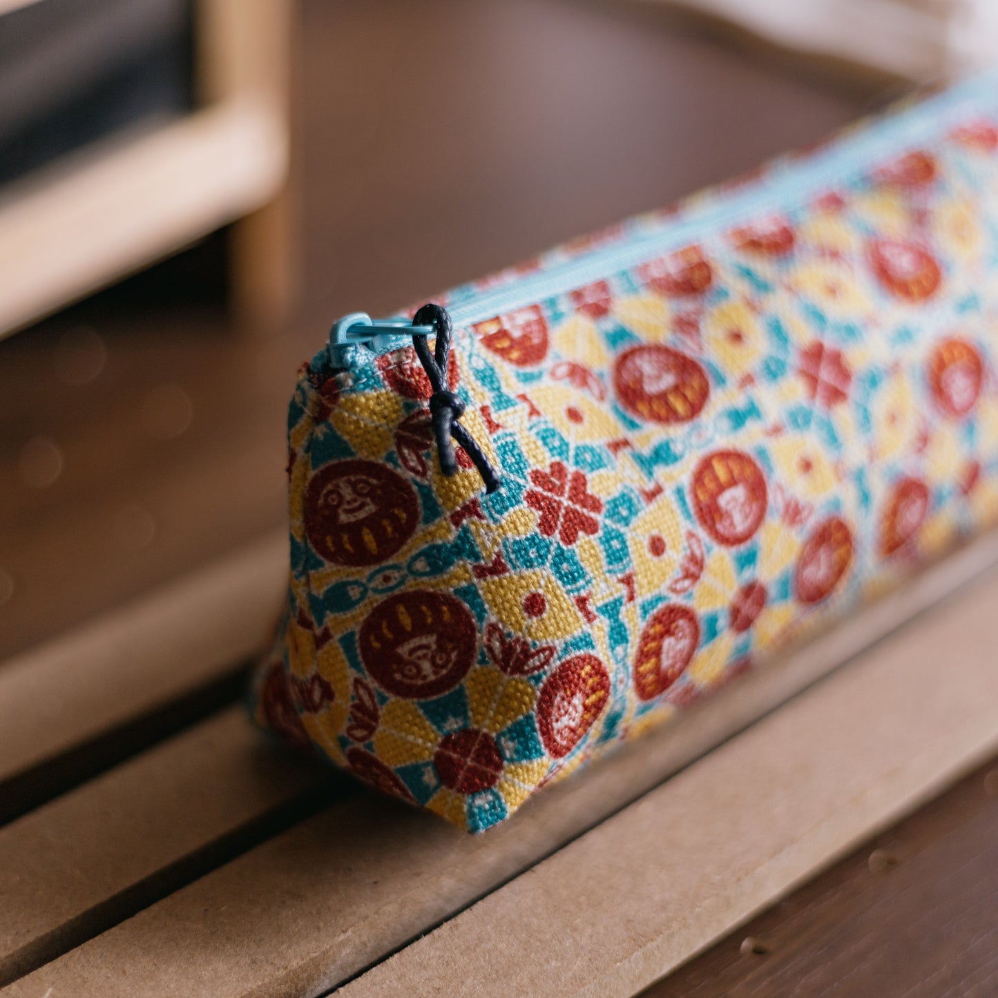 【三角拉鍊包】達摩富士山 ｜磁磚系列